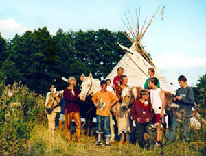 Am Tipi mit Pferden